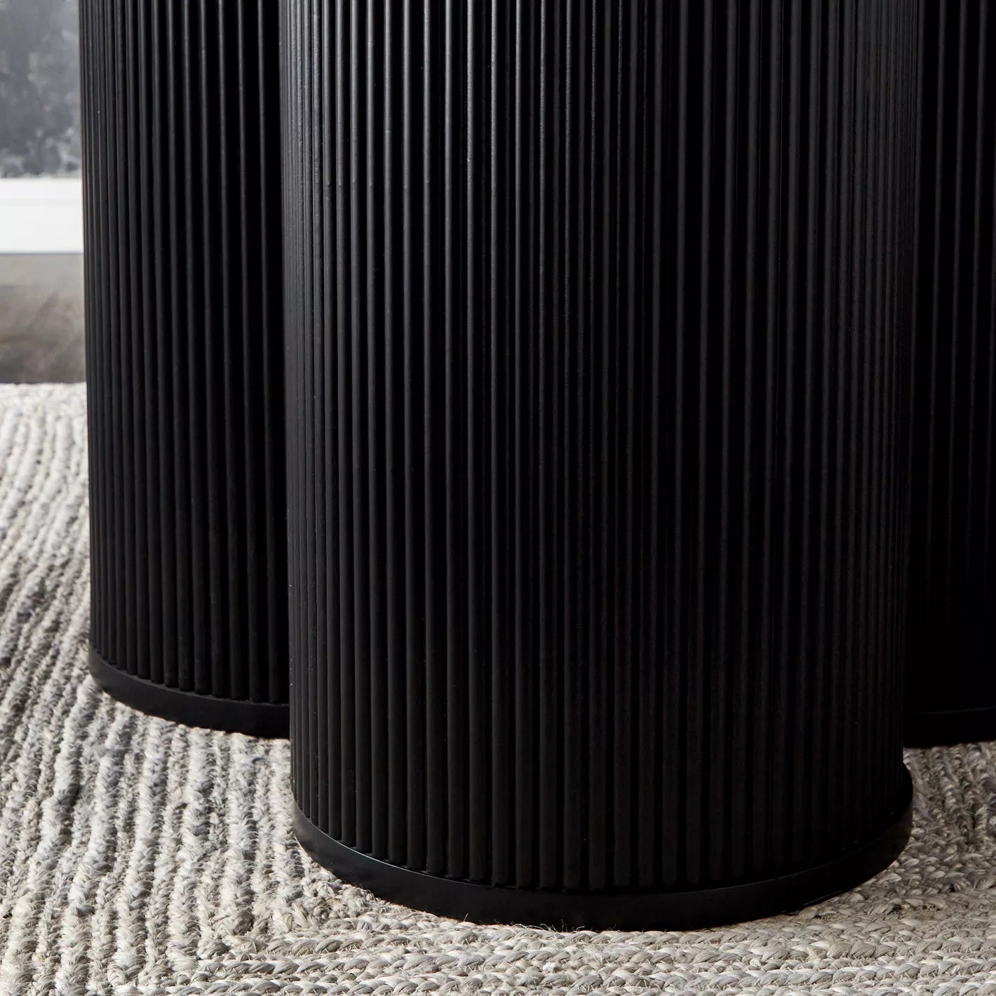 Monochromer 6-Sitzer-Esstisch mit Marmorplatte